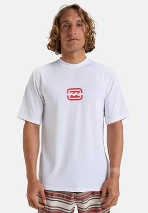 Bílý rash guard s krátkým rukávem a kulatým výstřihem, uprostřed s červeným logem. Hladká, lehká tkanina vhodná pro vodní aktivity.