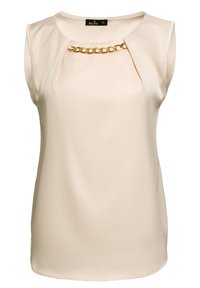 Bluzka bez rękawów w jasnobeżowej tkaninie, z plisowanym przodem i złotym łańcuszkiem pod linią szyi. Gładka tekstura, regularny krój.