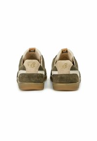 Olivgrüne Wildlederschuhe mit beigen Akzenten, runder Form, Gummisohlen und einem Logo an der Ferse. Weiche Haptik mit einem schlichten Design.