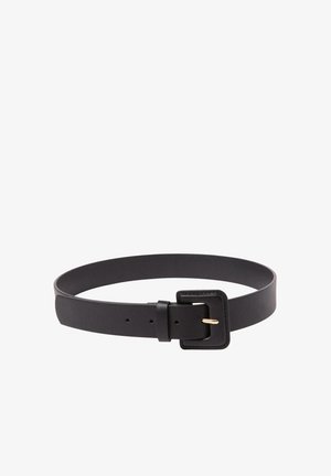 Mustaa nahkaista vyötä, jossa on sileä pinta, suorakulmainen solki kullanvärisestä metallista ja useita reikiä säädettävyyttä varten.