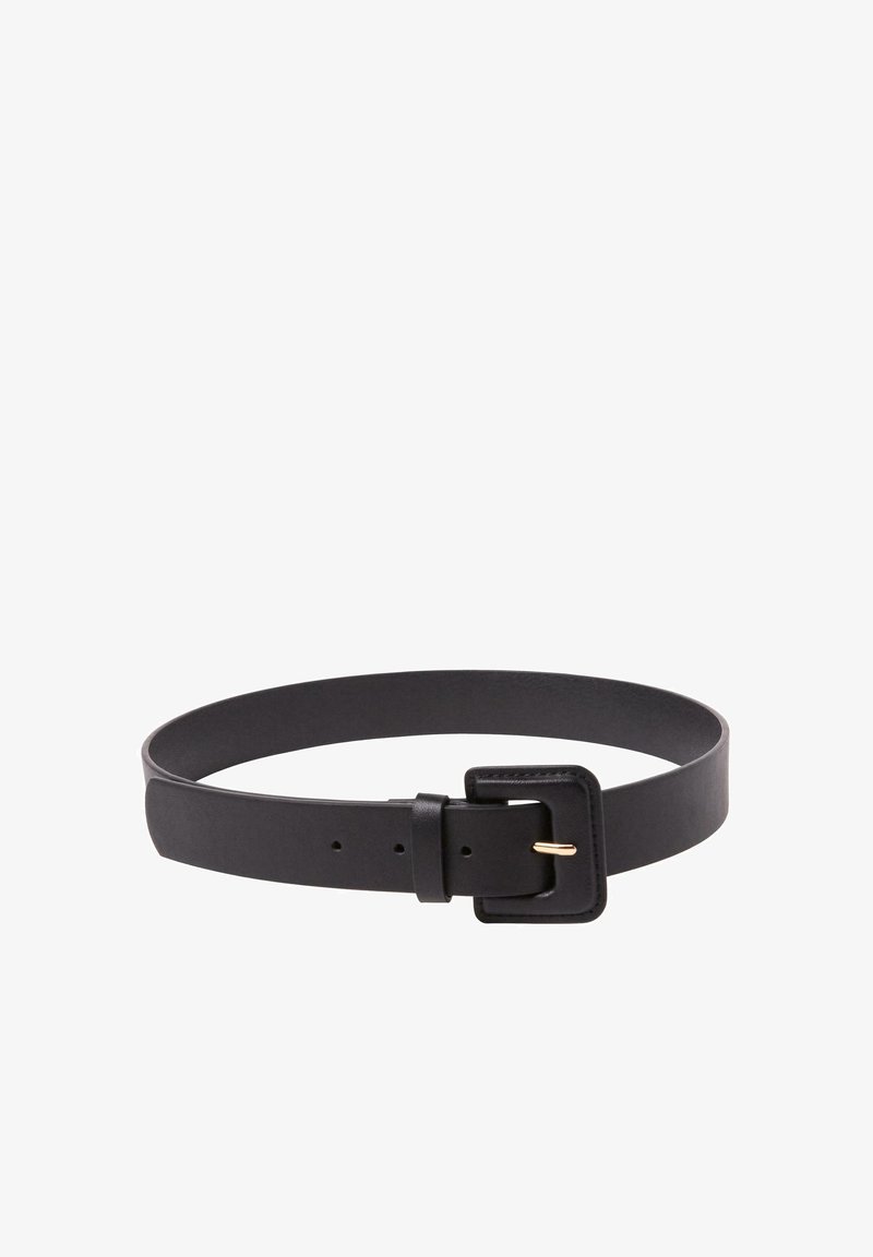 Czarny skórzany pasek o gładkim wykończeniu, prostokątna klamra w złotym odcieniu metalu oraz wiele dziurek do regulacji.