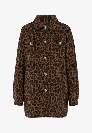 Giacca camicia con stampa leopardata in marrone e nero, con colletto, chiusura a bottoni, due tasche sul petto e maniche lunghe. Texture morbida.