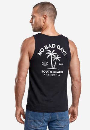 Mann trägt schwarzes ärmelloses Shirt mit weißem Text und Palmen-Design auf dem Rücken, auf dem "No Bad Days South Beach California" steht.