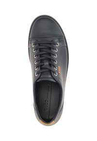 Sneaker in pelle blu navy con punta arrotondata, accentuazione in tan a contrasto, occhielli in metallo e rivestimento interno testurizzato nero.