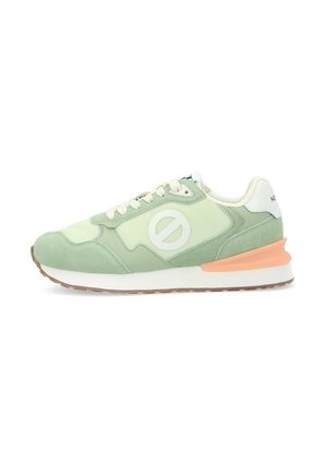 Sneaker verde e verde chiaro con tomaia in suede e mesh, logo circolare bianco, lacci color crema e suola di tonalità arancione.
