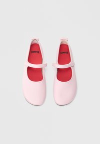 Ροζ δερμάτινα παπούτσια Mary Jane με στρογγυλεμένη μύτη, με λουράκι στη μέση του ποδιού και κόκκινη εσωτερική σόλα με το λογότυπο "CAMPER".