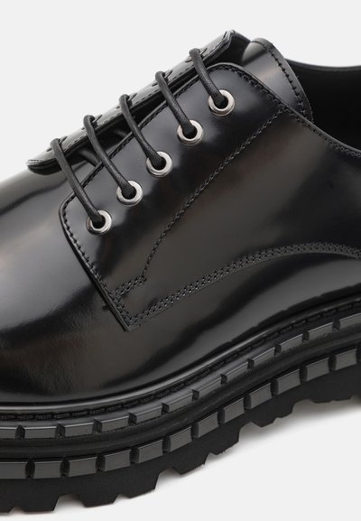 The Antipode Stringate - black