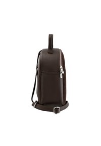 Zaino in pelle marrone con accentuazione in suede, forma arrotondata, chiusura a zip e tracolla regolabile. Presenta materiale testurizzato e manico superiore.