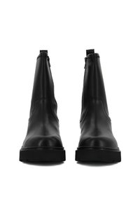 Stivali neri in pelle con una texture liscia e raffinata, caratterizzati da un gambale alto e pannelli laterali elasticizzati per una facile calzata. Suole in gomma larghe.