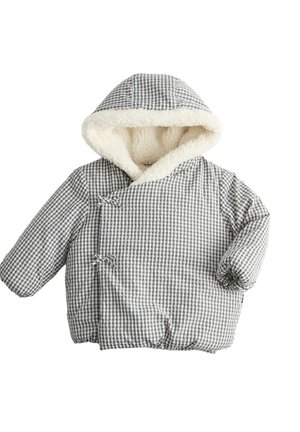 Babyhættetrøje med grå og hvidt gingham-mønster, pelsfor, to sidelukninger og lange ærmer, vist på hvid baggrund.