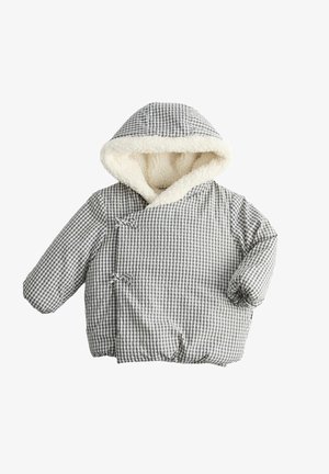 Babie jasje met capuchon, grijs-wit gingham ruitpatroon, voering van imitatiebont, twee zijstrikjes en lange mouwen, getoond op een witte achtergrond.