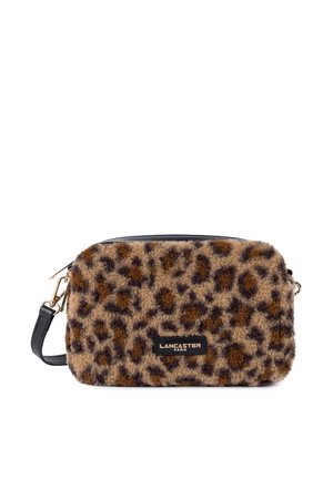 Sac à épaule en imprimé léopard, fabriqué en tissu peluche, avec une bandoulière en cuir noir et une étiquette noire de marque. Forme rectangulaire. Fermeture à glissière.