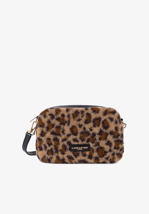 Borsa a tracolla in stampa leopardata realizzata in tessuto soffice, con tracolla in pelle nera e etichetta nera con logo. Forma rettangolare. Chiusura a zip.