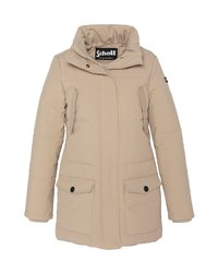 Cappotto invernale beige imbottito con colletto alto. Presenta una chiusura con zip frontale, due tasche sul petto e due tasche anteriori con pattina e bottoni neri.