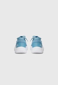 Zapatillas deportivas de color azul claro con suelas blancas, que presentan una parte superior de malla texturizada, cordones planos y un acento de logo en el talón.