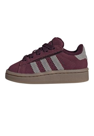 Kids suède bordeaux sneaker met beige zool, drie beige strepen aan de zijkant en bijpassende bordeaux veters.