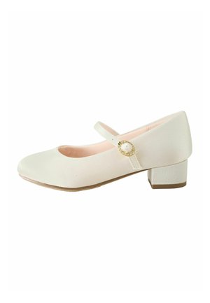 Weißer Mary-Jane-Schuh mit niedrigem Blockabsatz, rundem Zehenbereich und einem dekorativen Riemen mit einer kleinen verzierten Schnalle. Weiche Textur.