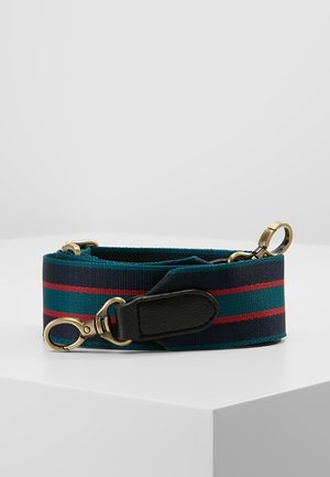 Justerbar stofstrop til taske med grønne, marineblå og røde striber, sorte læderdetaljer og gyldne metal drejekroge i begge ender.