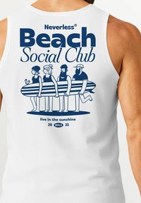Weißes Tanktop mit einem Grafikdesign von vier Figuren, die ein gestreiftes Surfbrett halten, mit blauem Text "Neverless Beach Social Club" darüber.