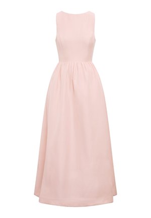 Robe longue sans manches rose pâle, avec un corsage cintré et une taille froncée, s'évasant en une jupe ample.