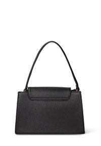 Sac à main en cuir noir avec une finition texturée, de forme rectangulaire, anse supérieure et fermeture à rabat. Détails de coutures discrètes le long des bords.