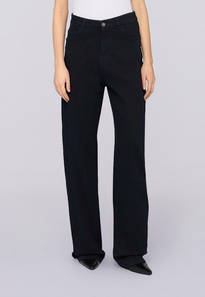 Jeans de pierna ancha negros hechos de denim, con una cintura alta, bolsillos frontales y cierre de botones. Textura suave con líneas limpias.