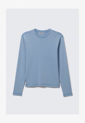 Világoskék hosszú ujjú bordázott kötött ing kerek nyakkivágással, látható márkajelzéssel és finom varrásrészletekkel a vállnál és az alsó szélén.