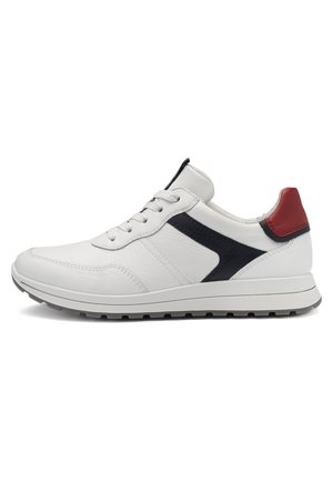 Weißer Ledersneaker mit schwarzem Seitenstreifen, rotem Fersen-Detail, Schnürverschluss und dicker Gummisohle, von der rechten Seite gezeigt.