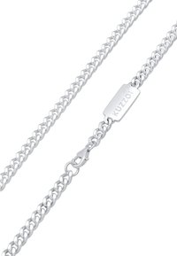 Collier en argent avec des maillons entrelacés, une étiquette texturée portant l'inscription "Kuzzoi" et un fermoir à pince de homard.