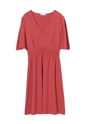 Korallenfarbendes Kleid mit V-Ausschnitt, kurzen Ärmeln und gerafftem Taillenbereich. Weicher, fließender Stoff mit lässigem Schnitt und knielangem Design.