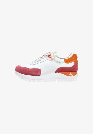 Zapatilla blanca con detalles en ante rosa en la puntera y el talón, detalle naranja en la parte trasera, suela blanca, cordones grises y logo "JS" en la suela cerca del talón.
