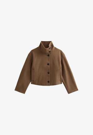 Chaqueta marrón corta con cuello alto y cinco botones negros en el frente, que cuenta con dos bolsillos con abertura a los lados.