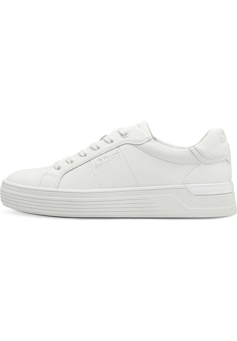 Weißer Sneaker aus glattem synthetischem Material, mit runder Zehenpartie, flacher Sohle mit horizontalen Rillen und seitlichem Markenpanel.