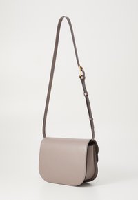 Borsa a spalla in pelle grigia con chiusura a pattina, tracolla regolabile e texture liscia. Bordo arrotondato e design minimalista.