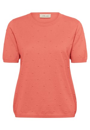 Koraalkleurige gebreide top met korte mouwen, een ronde halslijn en een getextureerd stippenpatroon, met een losse pasvorm en een zachte afwerking.