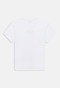 Απλό λευκό κοντομάνικο T-shirt, απλωμένο επίπεδα, με θέα από πίσω, χωρίς ορατά λογότυπα ή σχέδια.