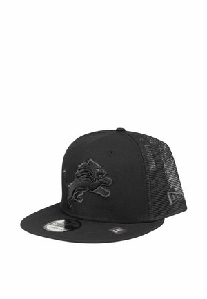 Schwarze Snapback-Cap mit Netzrückseite, besticktem Löwenlogo vorne sowie Markenlogos auf Schirm und Seitenpaneel.