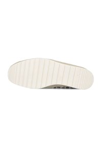 Sneakerzool met een gestructureerde, geribbelde witte rubberen onderkant. De rand heeft een soepele overgang naar een lichtbeige bovenmateriaal.