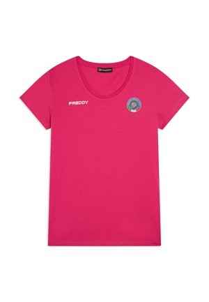 Camiseta de manga corta de color rosa brillante con el logotipo de "Freddy" en el pecho izquierdo y un emblema circular multicolor en el pecho derecho.