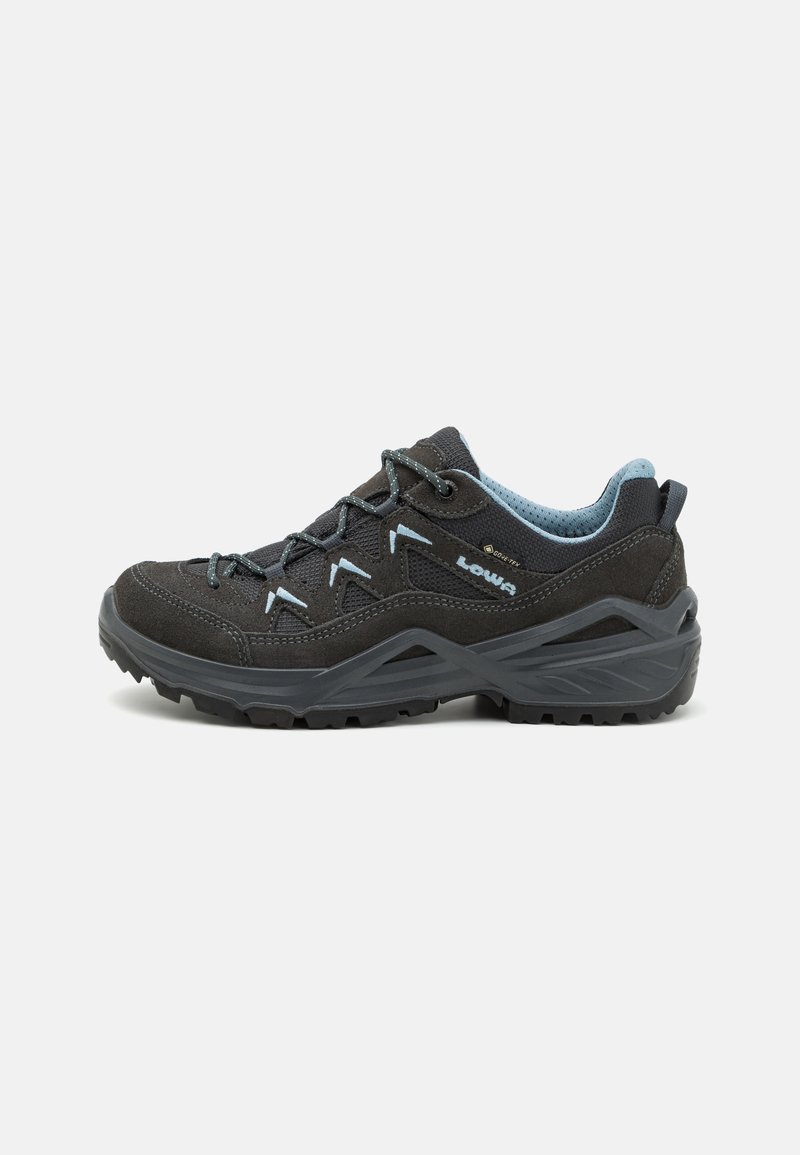 Scarpa da trekking nera con superficie testurizzata, dettagli blu e suola in gomma resistente. Presenta lacci flessibili e un collare imbottito.