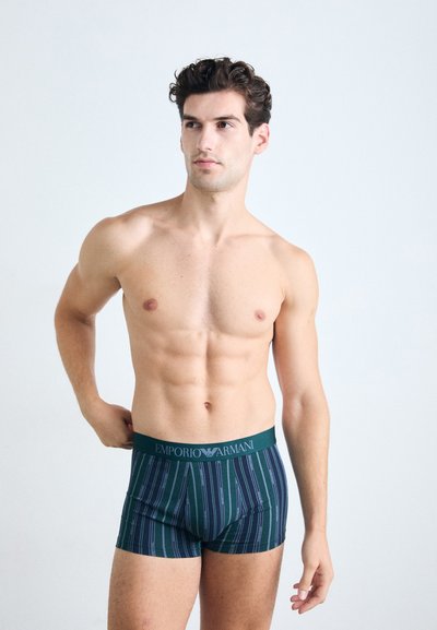 Moške bokserice temno zelene barve z navpičnimi modrimi črtami, narejene iz mehkega materiala. Imajo elastični pas z logotipom "Emporio Armani".