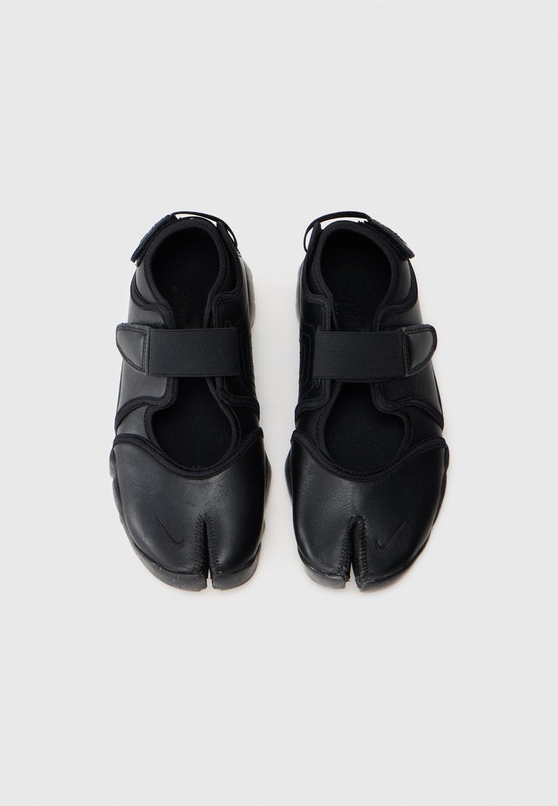 Zwarte schoenen met een gespleten te ontwerp, gemaakt van leer en mesh materialen. Voorzien van klittenbandsluitingen en een gestructureerde rubberen zool.