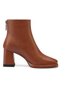Stivale alla caviglia in pelle marrone con punta affusolata e tacco quadrato. Presenta una chiusura con zip laterale e una texture liscia.
