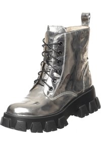 Bottes métalliques argentées à la cheville avec des semelles noires robustes, design à lacets et une languette à l'arrière. Texture lisse et détails de couture contrastants.