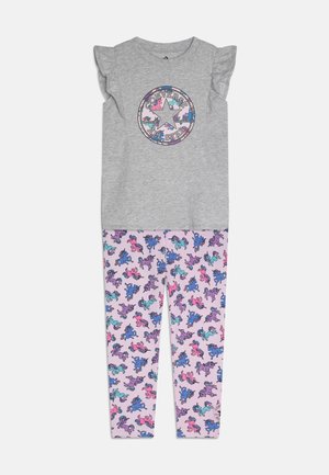 Szary bawełniany top z falbankowymi rękawami i okrągłą, kolorową grafiką. Pasujące różowe legginsy mają powtarzający się wzór jednorożca w odcieniach niebieskiego i fioletowego.