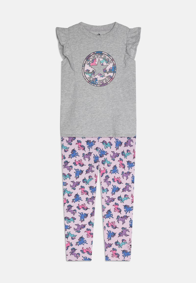 Un haut en coton gris avec des manches volantes et un graphique circulaire multicolore. Un legging rose assorti présente un motif de licornes répétées en bleu et violet.