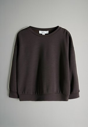 Mørkebrun sweatshirt med rund halsudskæring, lange ærmer og hvide siderstriber. Fremstillet af tekstureret stof med en tætsiddende kant.