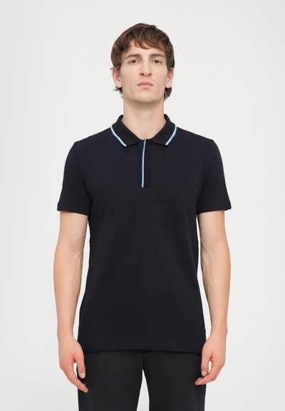 Dunkelblaues Poloshirt mit kurzen Ärmeln, einem Kragen und einem hellblauen Akzent am Kragen. Hergestellt aus einem strukturierten Stoff, taillierte Passform.
