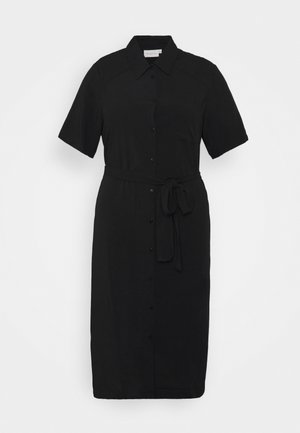 Vestido preto feito de um tecido suave, com mangas curtas, frente com botões, bolso no peito e um cinto amarrado na cintura.