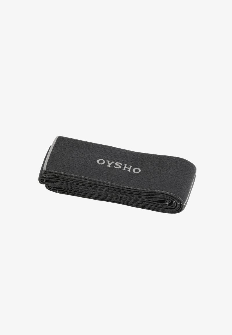 Šedý elastický odporový pás s logom OYSHO. Má hladký povrch a konzistentnú šírku, starostlivo zložený na uskladnenie.